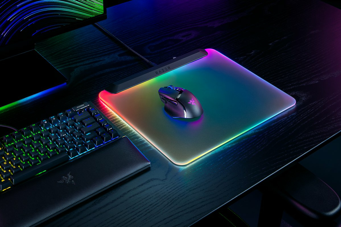 Razer Firefly V2 Pro - RGB-hintergrundbeleuchtete Gaming-Mausmatte - integrierter USB-Anschluss (15-Zonen-LED-Beleuchtung, mikrogeätzte Oberfläche für optimales Tracking, USB-C Kabel) Schwarz