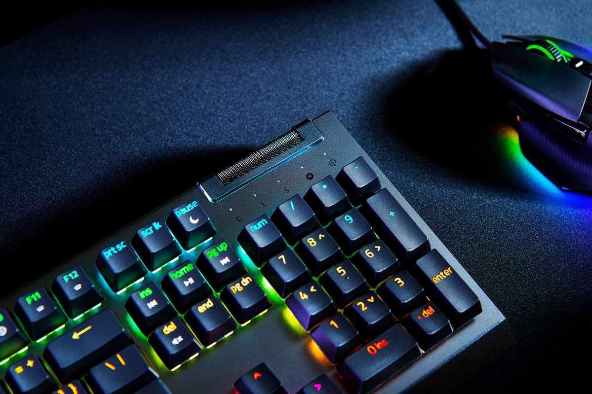 Razer BlackWidow V4 X Tastatur Gaming USB QWERTY Nordisch Schwarz - (NORDIC Layout - QWERTY)
