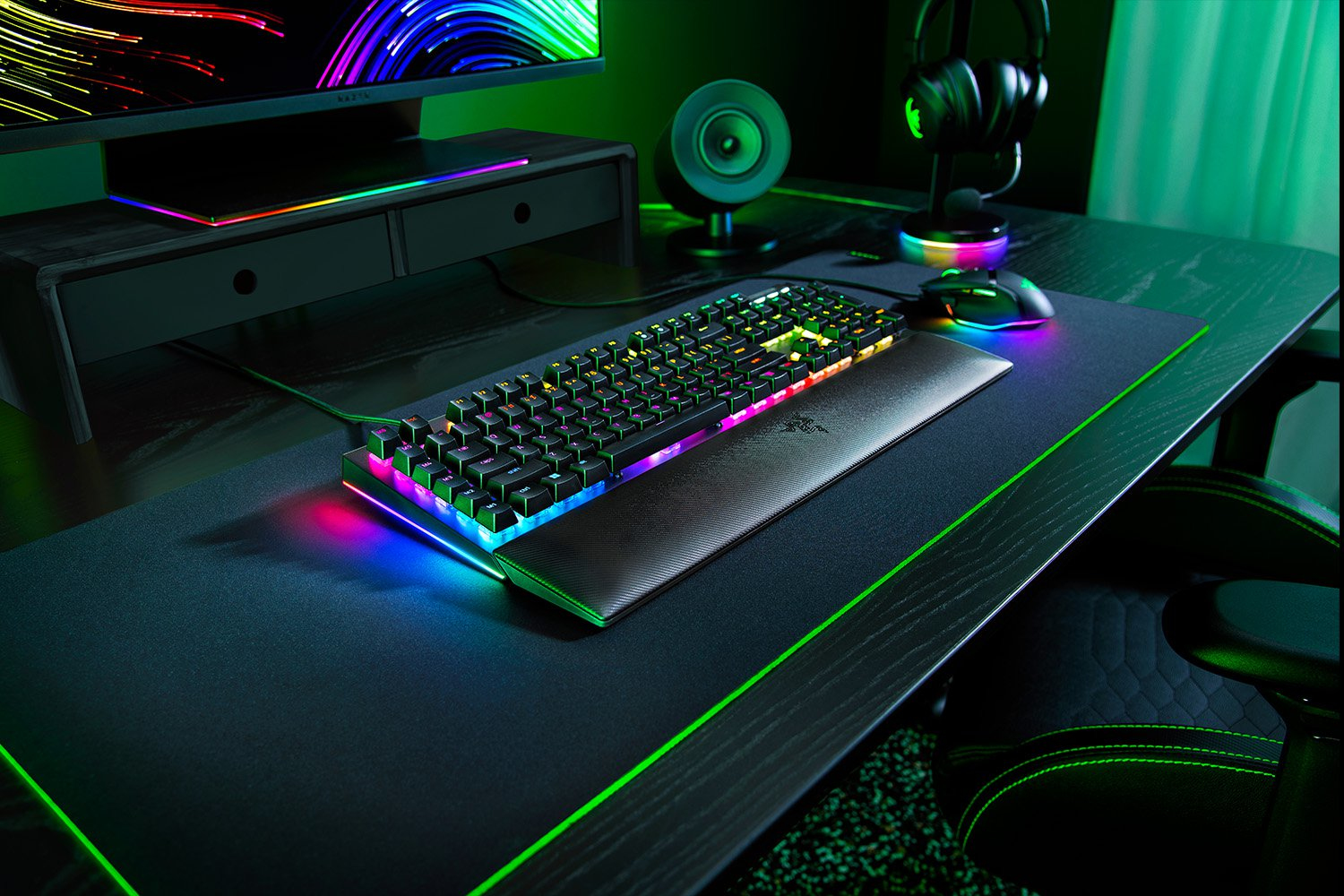 Razer BlackWidow V4 Gaming Keyboard 6 Macro Keys Media Buttons Green Switches Chroma RGB DEU Layout QWERTZ