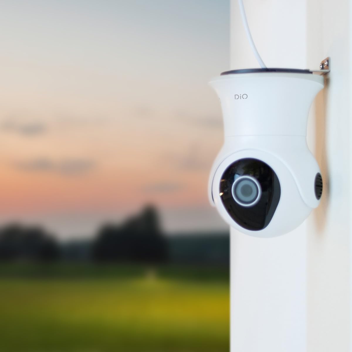DiO Connected home DIOCAM-RE01-v2 WLAN Drehbare Innen- & Außenkamera, 1280 x 1080, Nachtsicht 15 m, wetterfest, Bewegung- & Geräuscherkennung, Wandmontage, Weiß, Steckertyp C (EU)