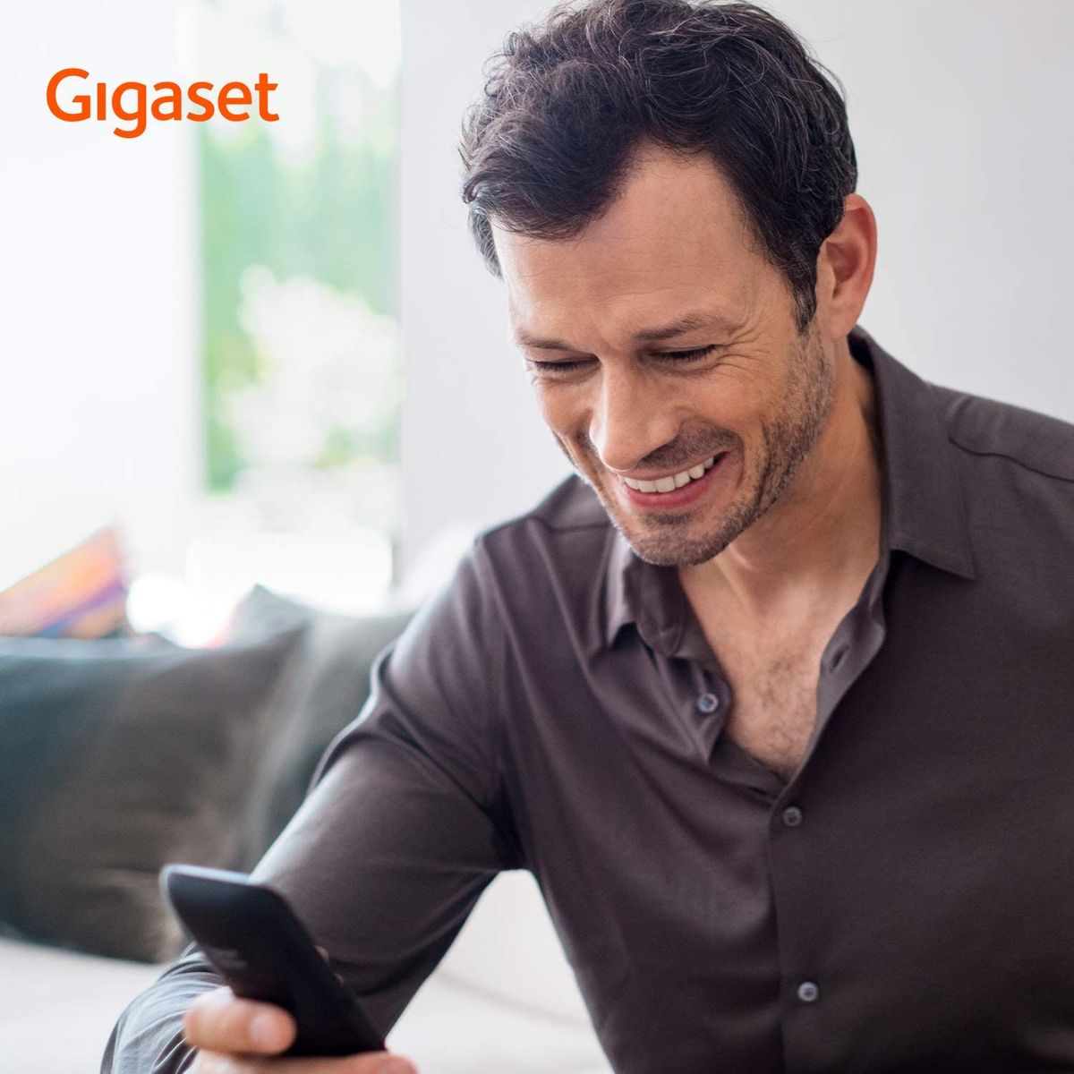 Gigaset 83167 AS690A Quattro 4 Schnurlose Telefone Anrufbeantworter -großes kontrastreiches Display -brillante Audioqualität -einstellbare Klangprofile -Freisprechfunktion -Anrufschutz,schwarz AS690A 4 Telefone AB