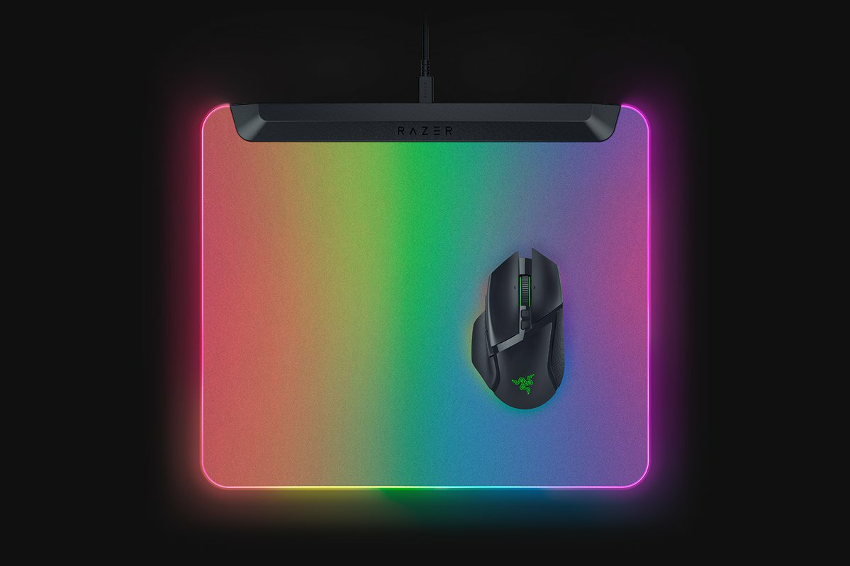 Razer Firefly V2 Pro - RGB-hintergrundbeleuchtete Gaming-Mausmatte - integrierter USB-Anschluss (15-Zonen-LED-Beleuchtung, mikrogeätzte Oberfläche für optimales Tracking, USB-C Kabel) Schwarz