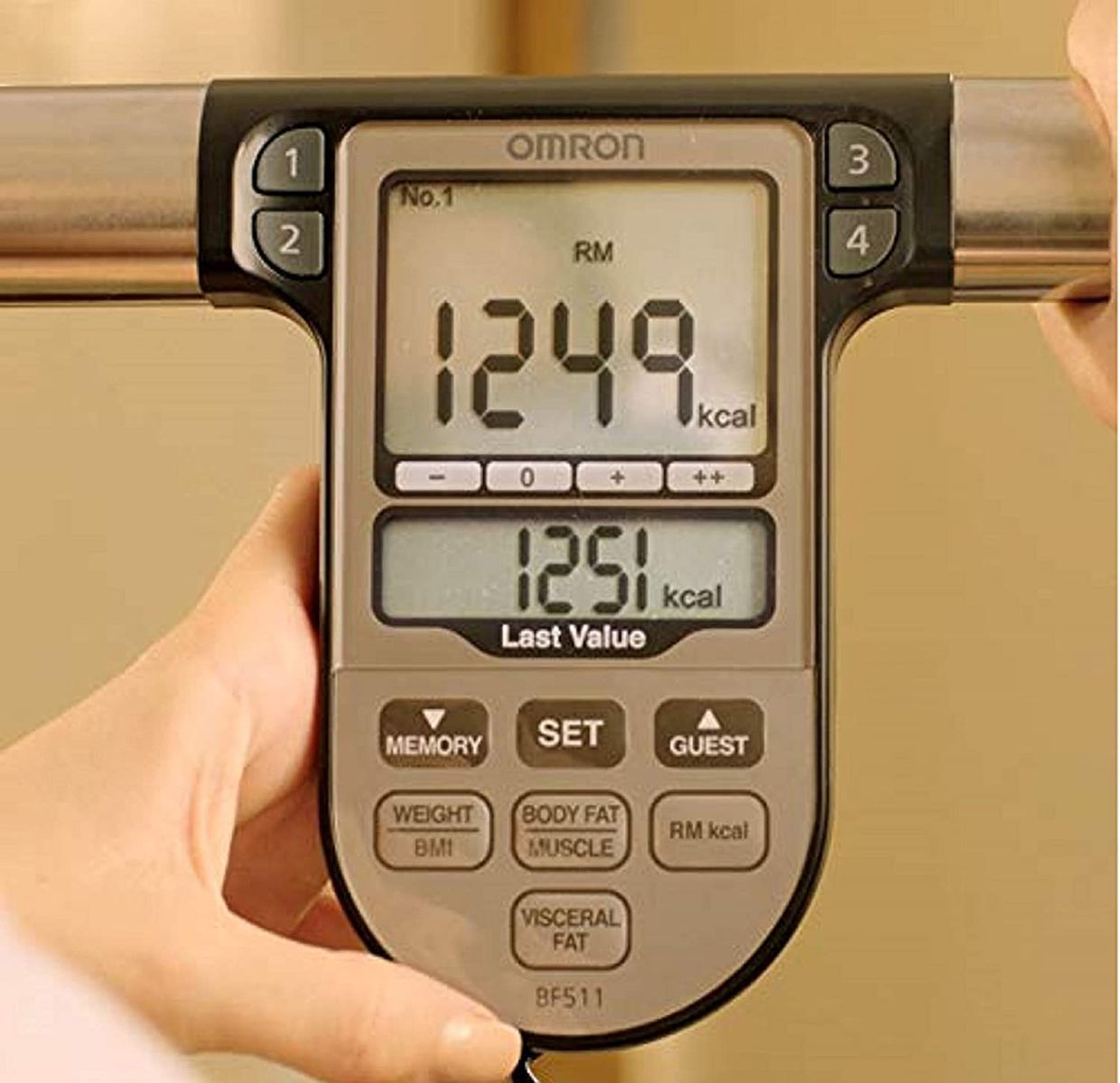 Omron Ganzkörperanalyse-Waage BF511 mit Hand-zu-Fuß-Messung, blau - misst Körperfett, Gewicht, Viszeralfett, Skelettmuskelmasse, Kaloriengrundumsatz und BMI, 1 stück Blau Dunkelblau Omron Ganzkörperanalyse-Waage BF511 mit Hand-zu-Fuß-Messung, blau - misst Körperfett, Gewicht, Viszeralfett, Skelettmuskelmasse, Kaloriengrundumsatz und BMI, 1 stück Blau Dunkelblau