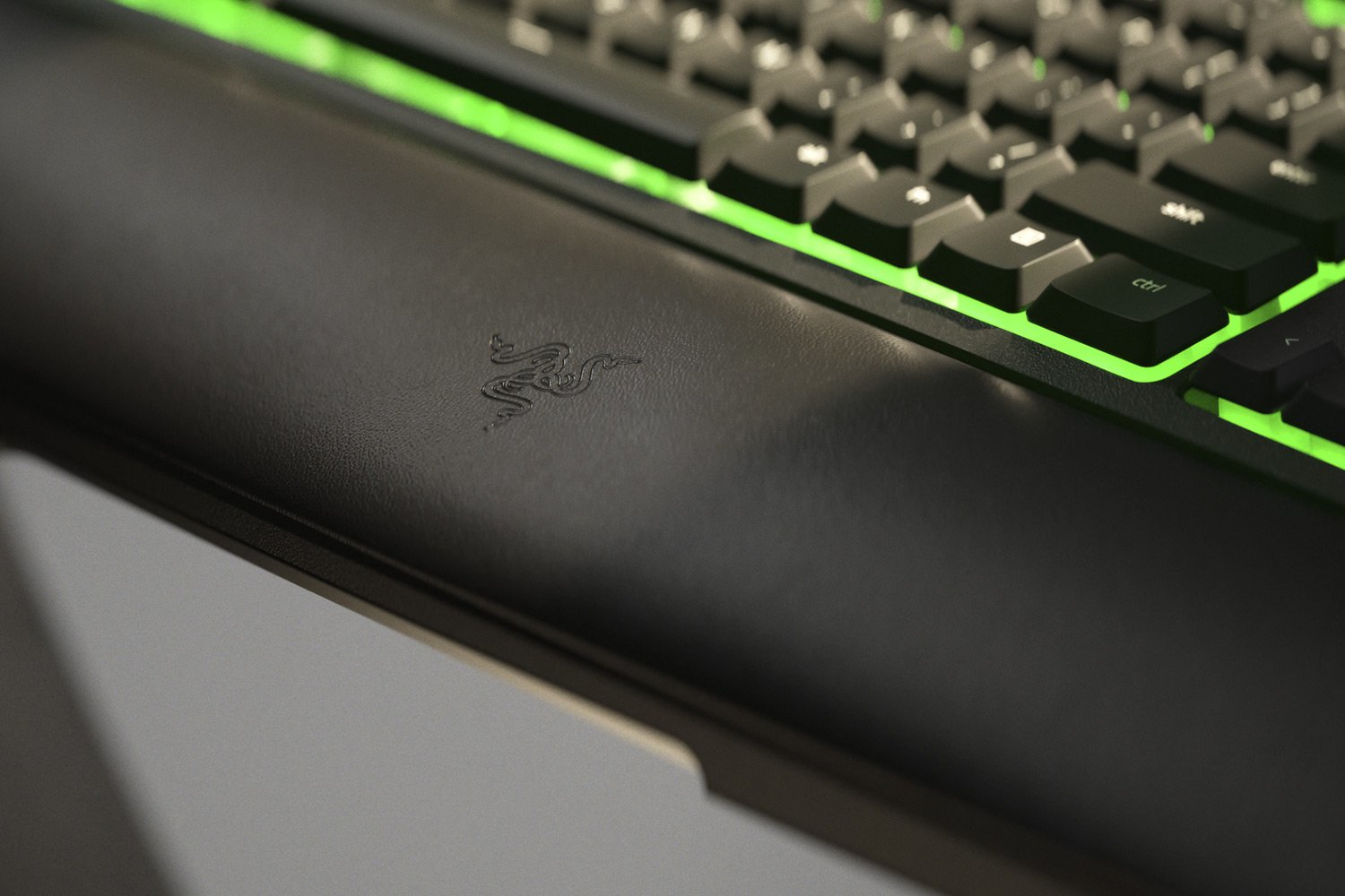 Razer Ornata V2 Gaming Keyboard Mecha-Membrane Switches Chroma RGB USA Layout QWERTY ISO