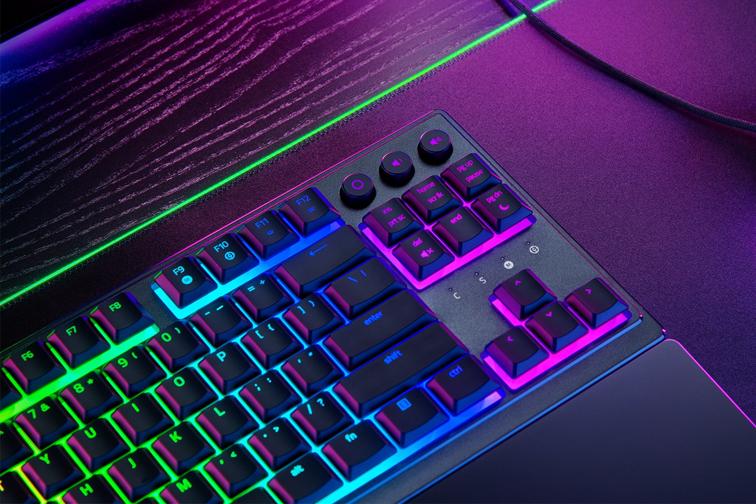 Razer Ornata V3 Tenkeyless u2013 Kompakte Low-Profile-Gaming-Tastatur (Mecha-Membran-Schalter, UV-beschichtete Tastenkappen, dedizierte Medientasten mit Hintergrundbeleuchtung, magnetische UK Layout QWERTY