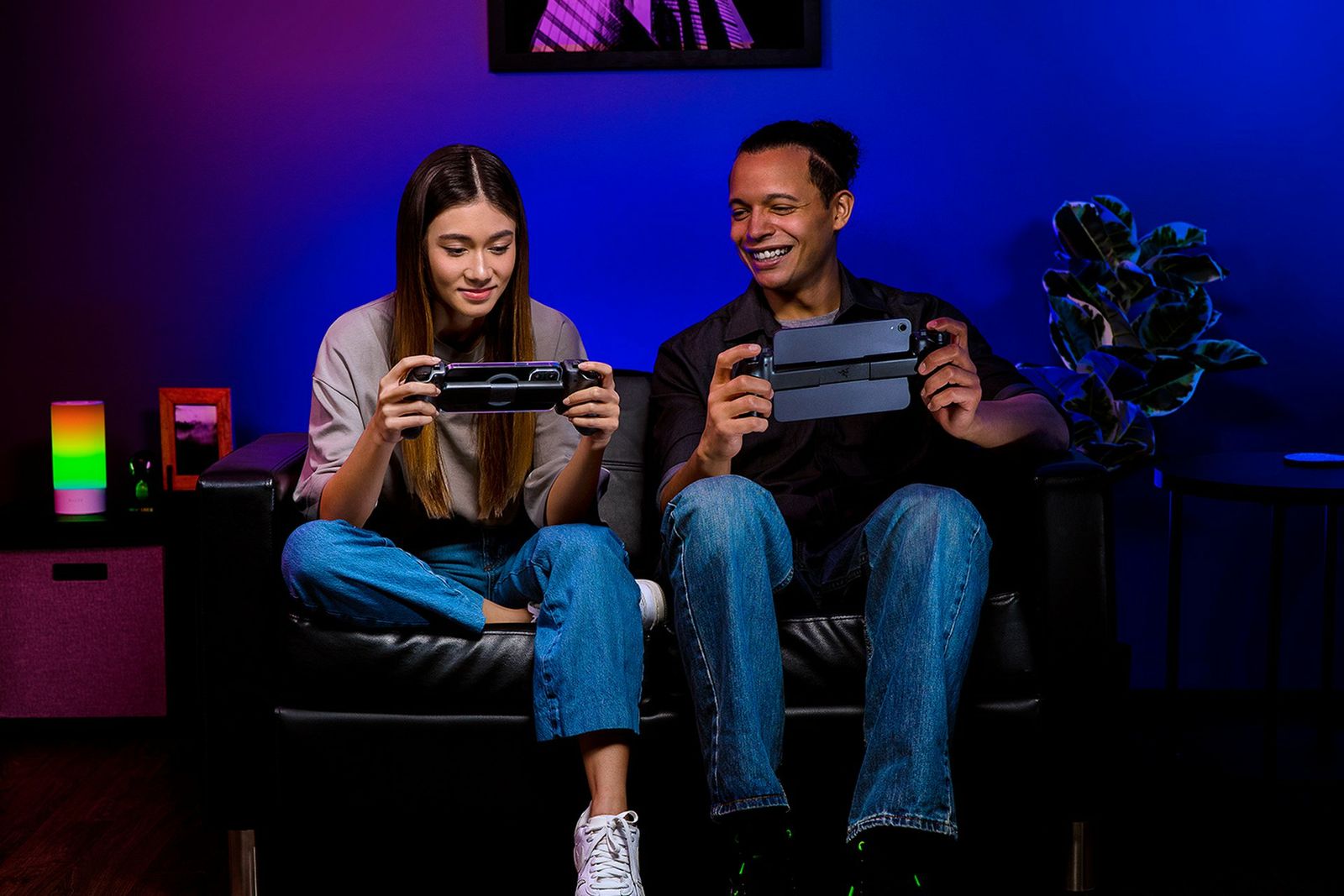 Razer Kishi Ultra - USB-C Gaming-Controller für iPhone und Android Smartphones & iPad Mini (Sensa HD Haptik, RGB, Passthrough Charging, Mecha-Tactile Buttons und D-Pad, Mobiles Spielen) Schwarz