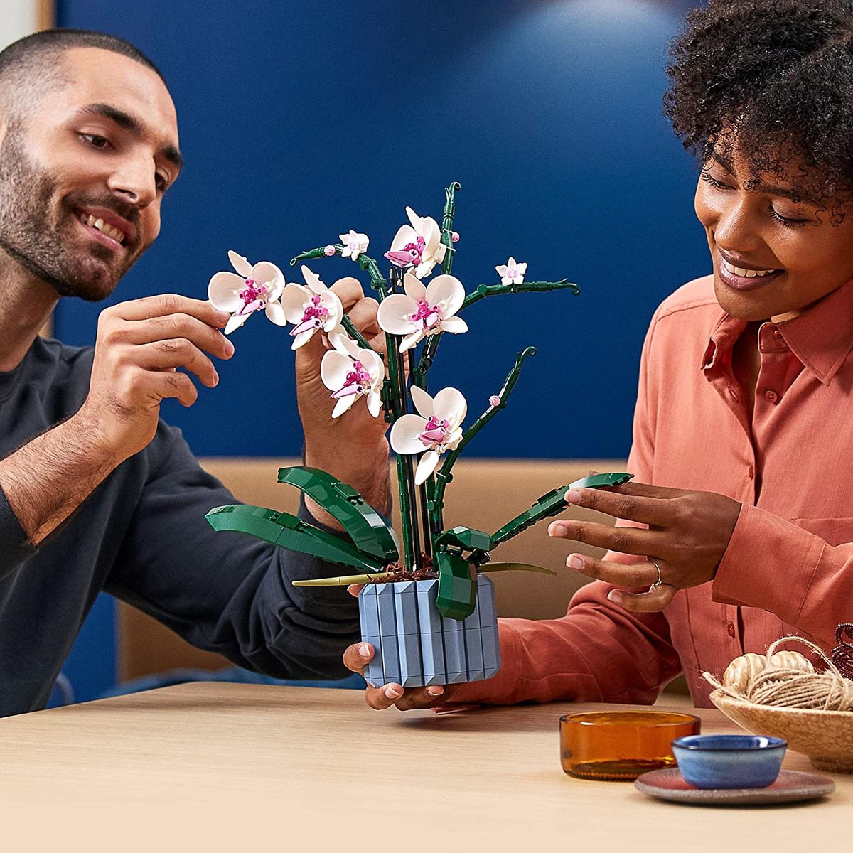 LEGO 10311 Icons Orchidee Set für Erwachsene zum Basteln von Zimmerdeko mit künstlichen Pflanzen, Botanical Collection Home Deko, Geschenk für Sie & Ihn Single