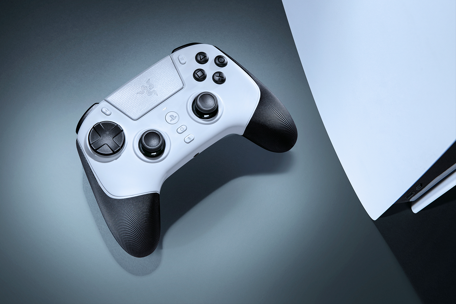 Razer Raiju V3 Pro Kabelloses & Verkabeltes Gamepad, RF & USB, Analog, PC, PlayStation 5, 36 h Akku, Schwarz/Weiß