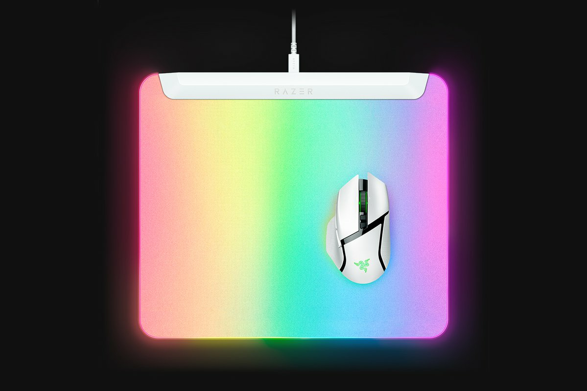 Razer Firefly V2 Pro - RGB-hintergrundbeleuchtete Gaming-Mausmatte - integrierter USB-Anschluss (15-Zonen-LED-Beleuchtung, mikrogeätzte Oberfläche für optimales Tracking, USB-C Kabel) Weiß