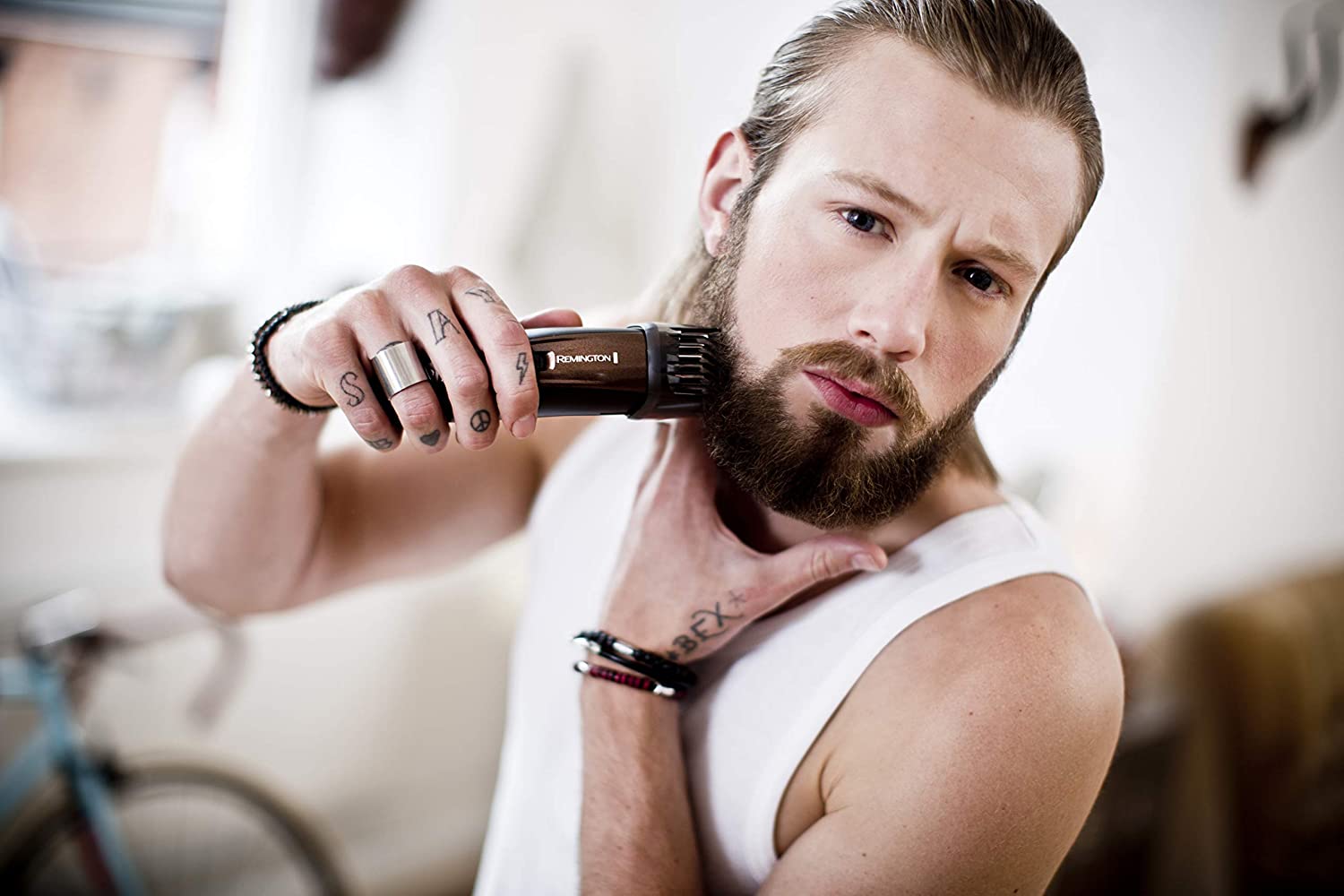 Remington beard trimmer men set (incl. XL comb for full beard), 3 attachment combs (stubble, short & XL comb), titanium coated self-sharpening blades, hair clipper, beard trimmer MB4046