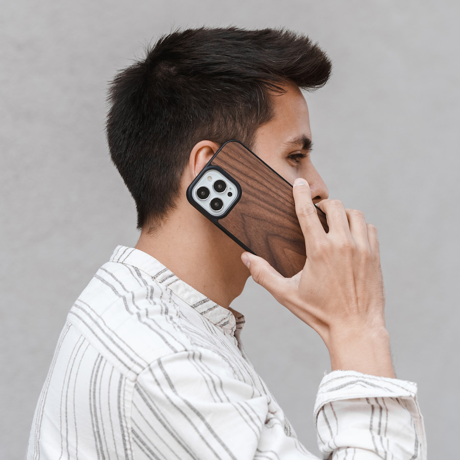 Woodcessories ECO664 Bumper MagSafe Smartphone-Schutzhülle iPhone 14 Plus TPU Walnuss Tropfsicher Kratzresistent Schockresistent Kabelloses Laden Sturzsicher 1,8 m