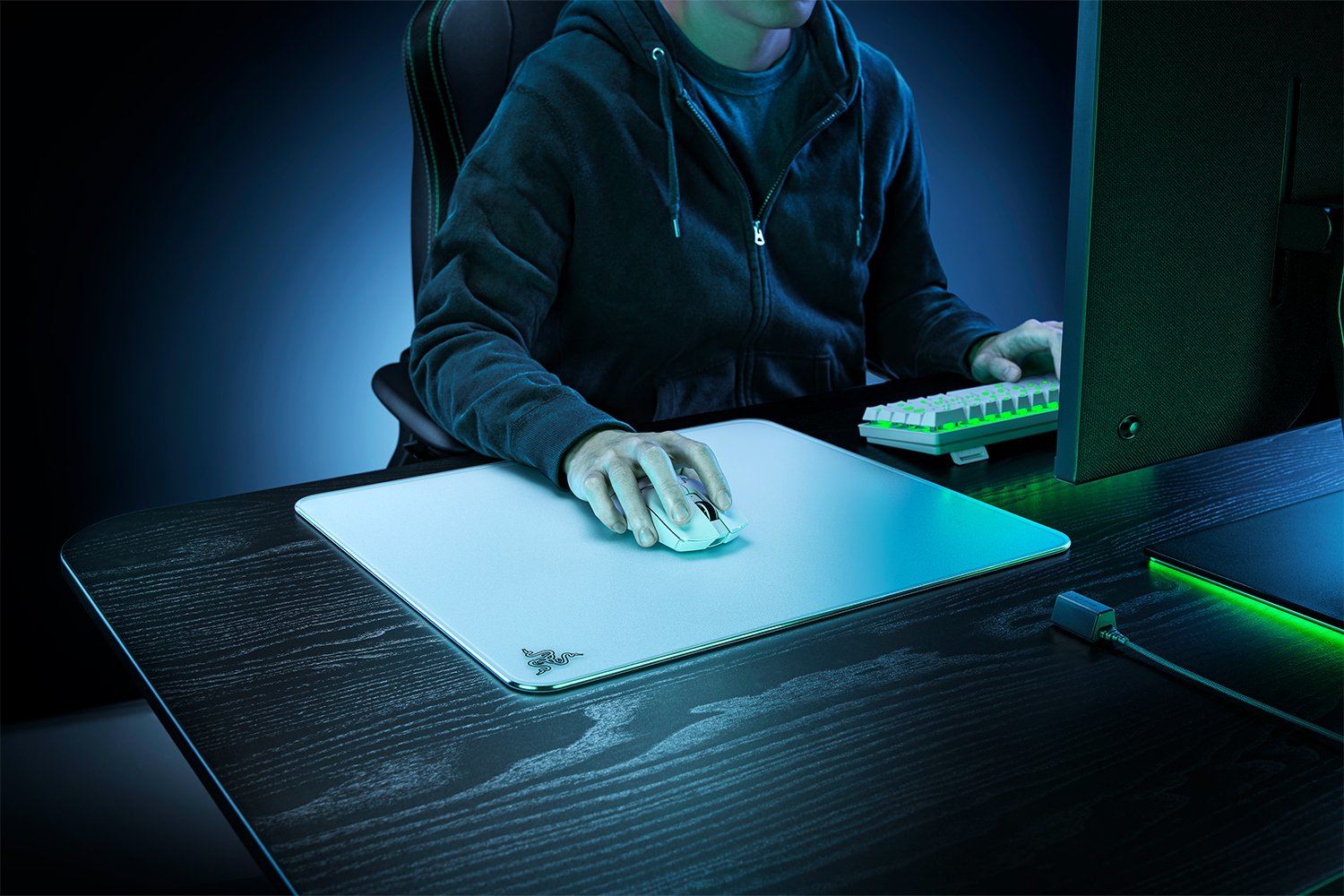 Razer Atlas - Glasmausmatte (Premium gehärtetes Glas, Ultra-Glatte Oberfläche, Mikrogeätzte Oberfläche, Schmutz- und kratzabweisend, Leisere Mausbewegungen, rutschfeste Gummibasis) Weiß