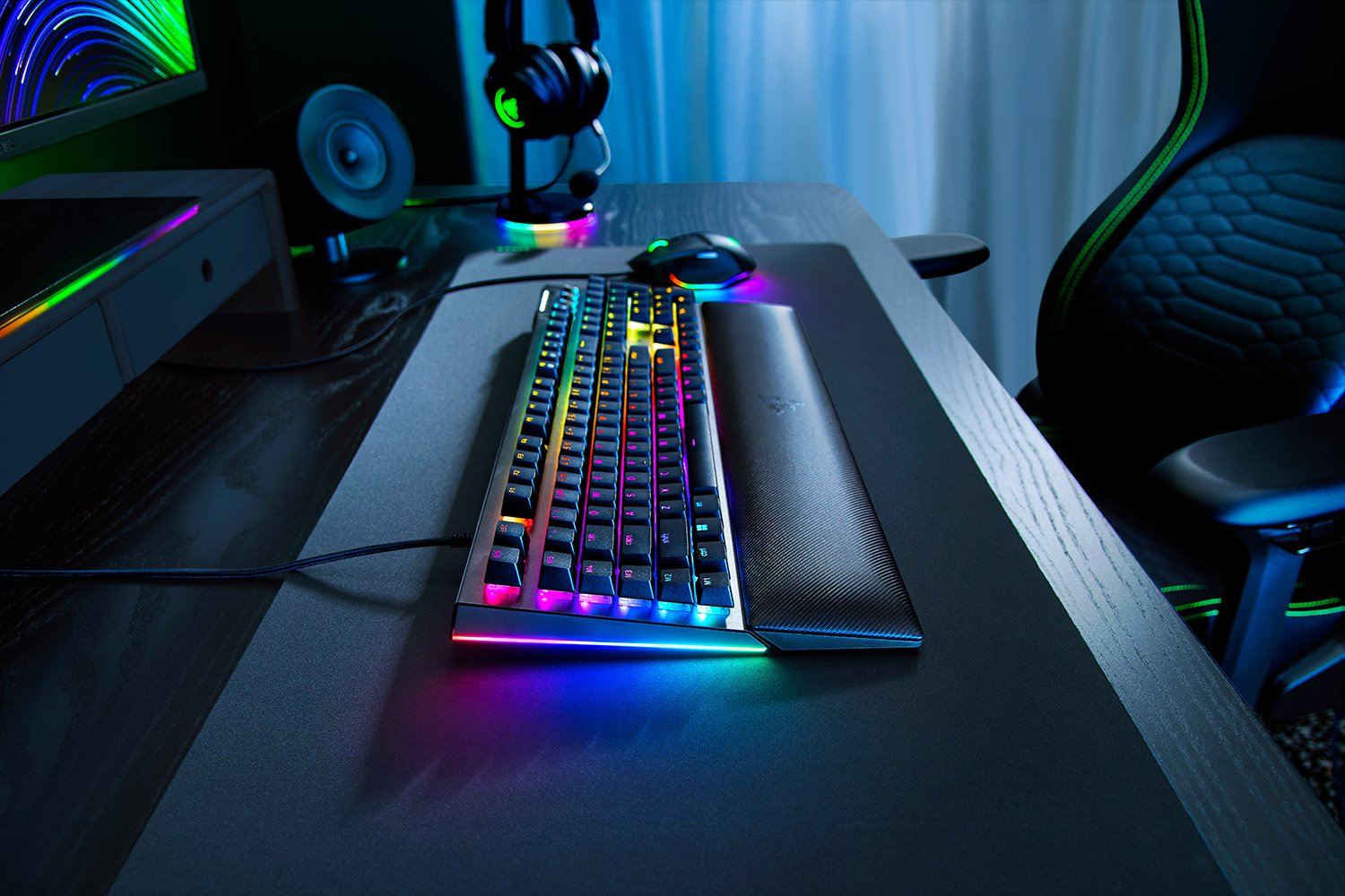 Razer BlackWidow V4 Gaming Keyboard 6 Macro Keys Media Buttons Green Switches Chroma RGB DEU Layout QWERTZ