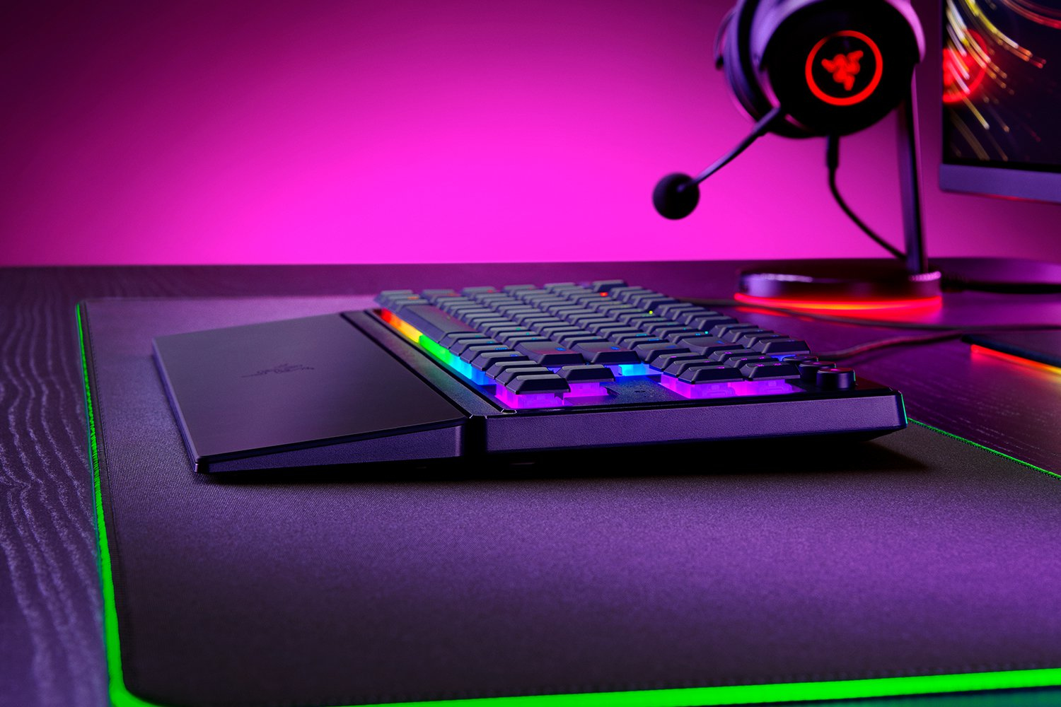 Razer Ornata V3 Tenkeyless u2013 Kompakte Low-Profile-Gaming-Tastatur (Mecha-Membran-Schalter, UV-beschichtete Tastenkappen, dedizierte Medientasten mit Hintergrundbeleuchtung, magnetische UK Layout QWERTY