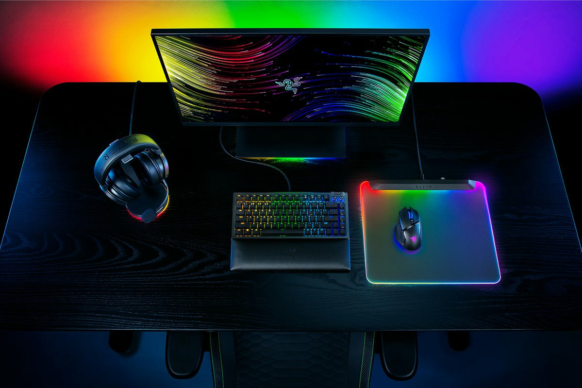 Razer Firefly V2 Pro - RGB-hintergrundbeleuchtete Gaming-Mausmatte - integrierter USB-Anschluss (15-Zonen-LED-Beleuchtung, mikrogeätzte Oberfläche für optimales Tracking, USB-C Kabel) Schwarz