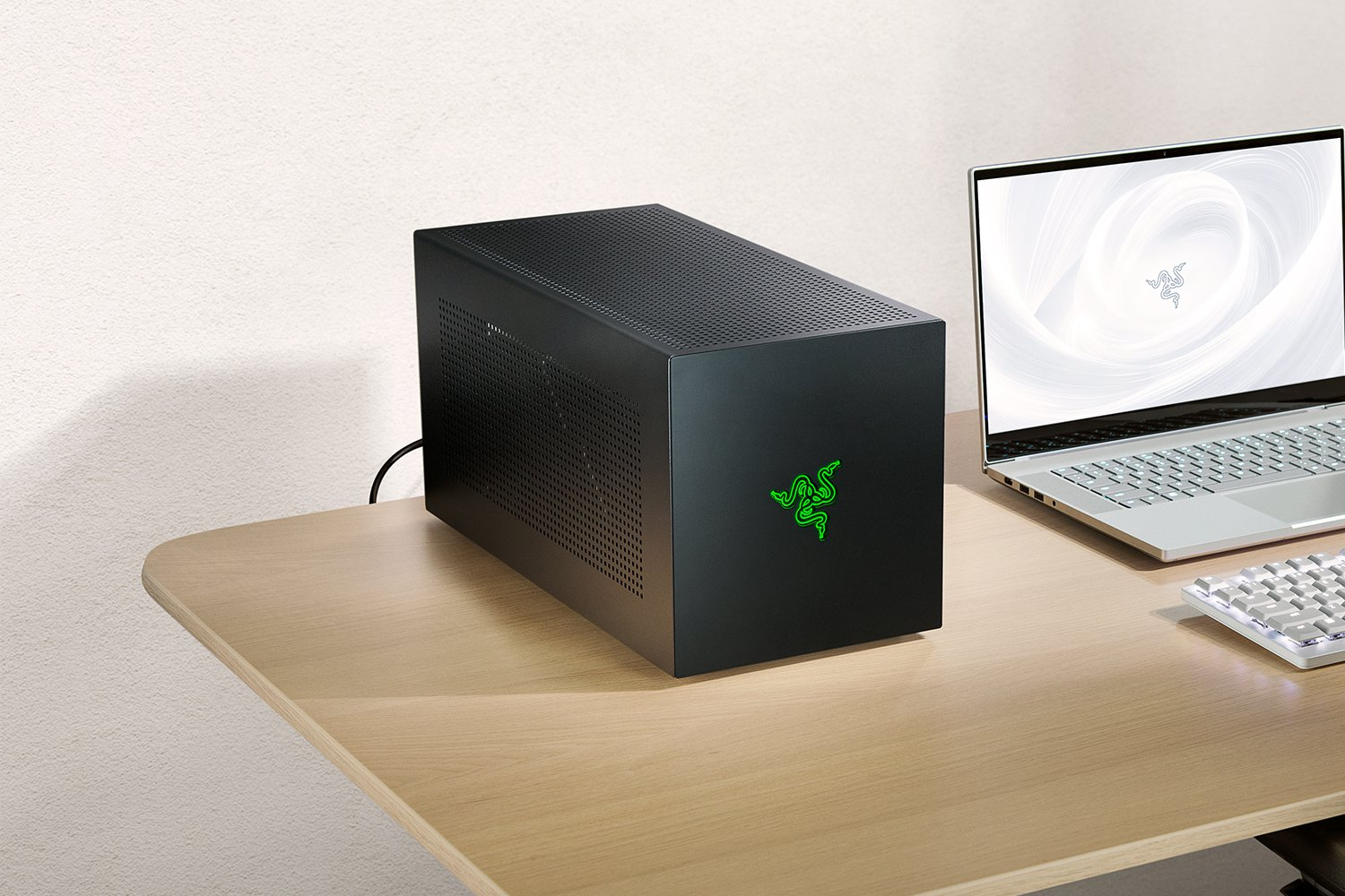 Razer Core X V2 Externes Grafikgehäuse für Thunderbolt-Laptops, Belüftetes Stahlgehäuse, Unterstützt PCIe-Grafikkarten bis 3,5 Slots, Schwarz