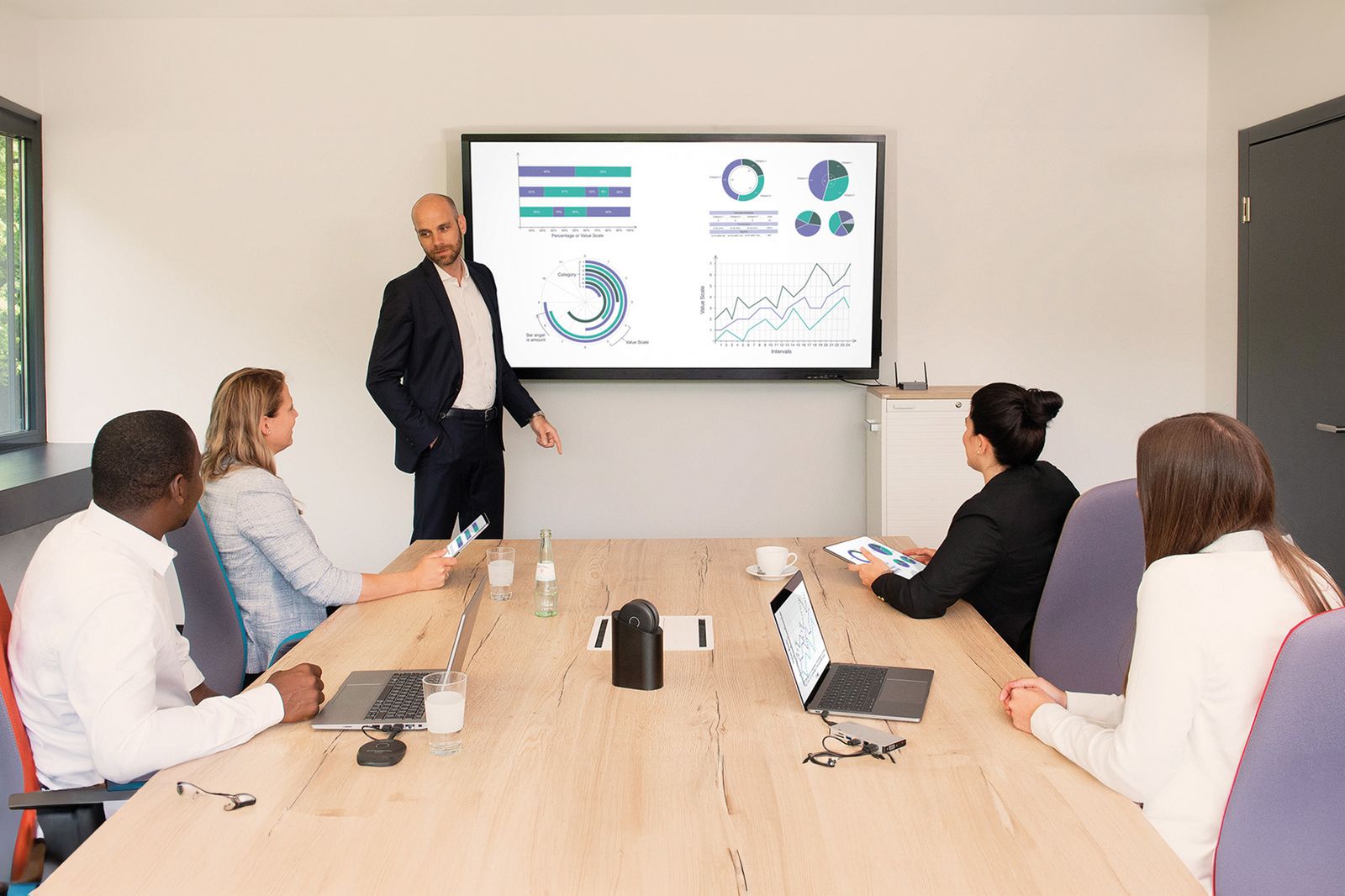 Digitus DS-55317 Click & Present Pro Drahtloses Collaboration-System, HDMI, 2x TX, 1x RX, BYOD, Split-Screen, 30 Nutzer, 50 m, LAN