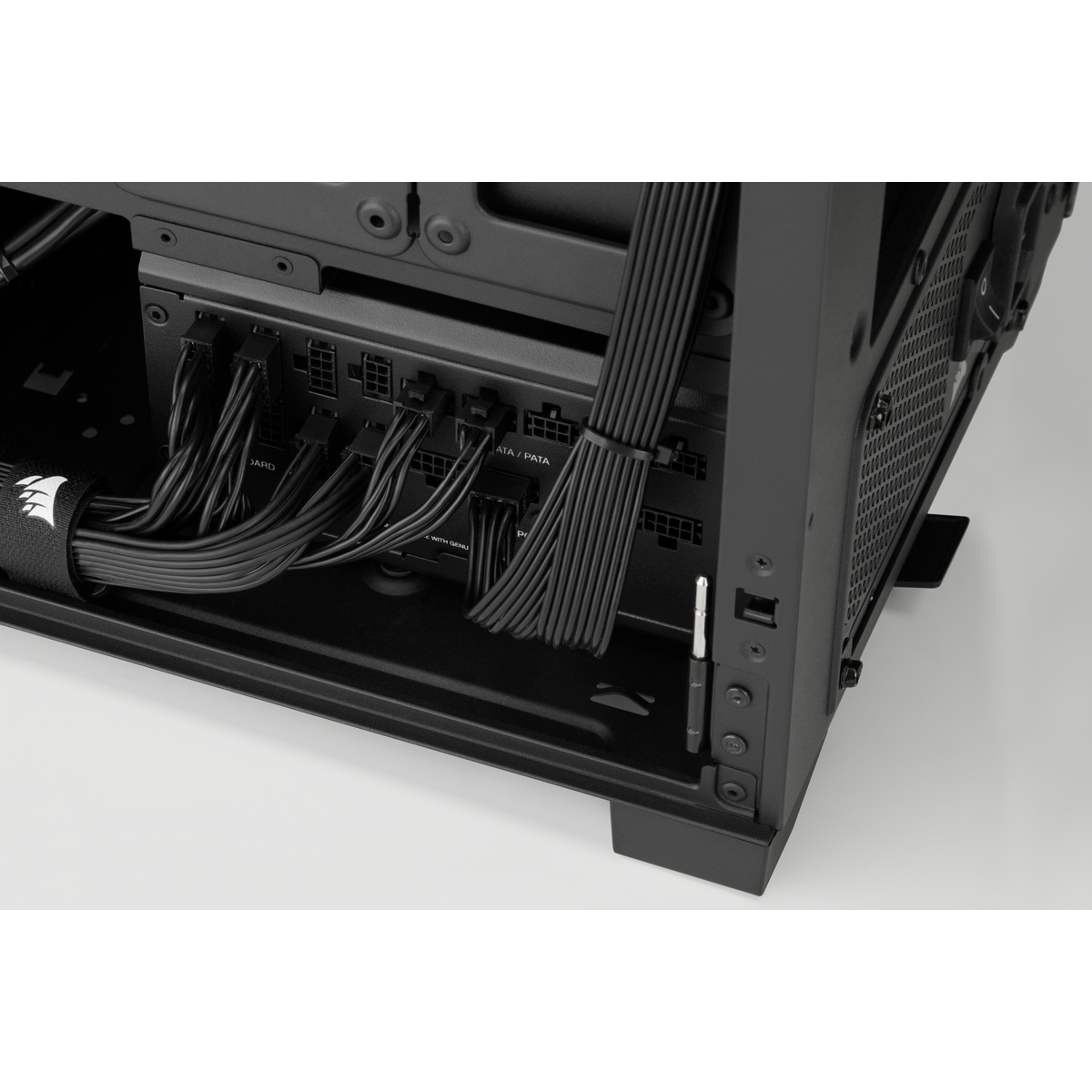 Corsair RMx Shift RM1200x SHIFT Netzteil 1200 W ATX 24-pin 80 PLUS Gold Vollmodular 14 cm Lüfter Schwarz EU Stecker