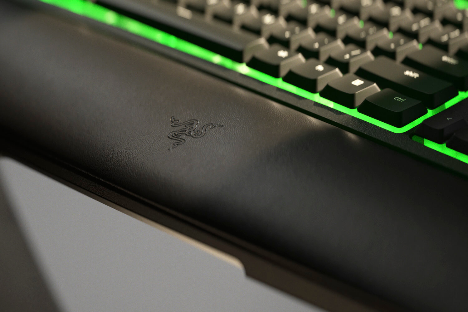 Razer Ornata V2 Gaming Keyboard Mecha-Membrane Switches Chroma RGB DEU Layout QWERTZ